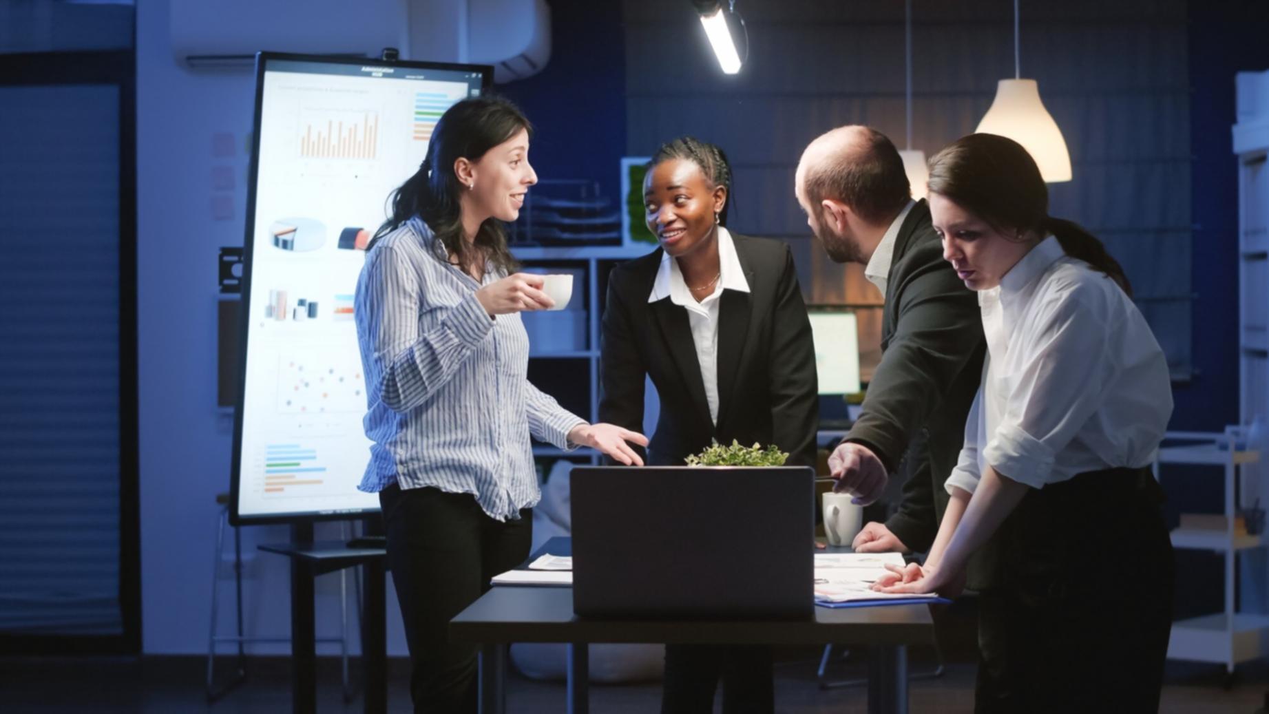 Espace de travail professionnel montrant la planification financière d'événements